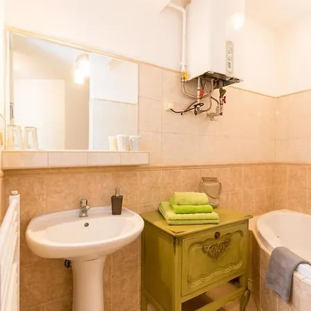 Sirius F In Center Of Cb Apartment Budweis